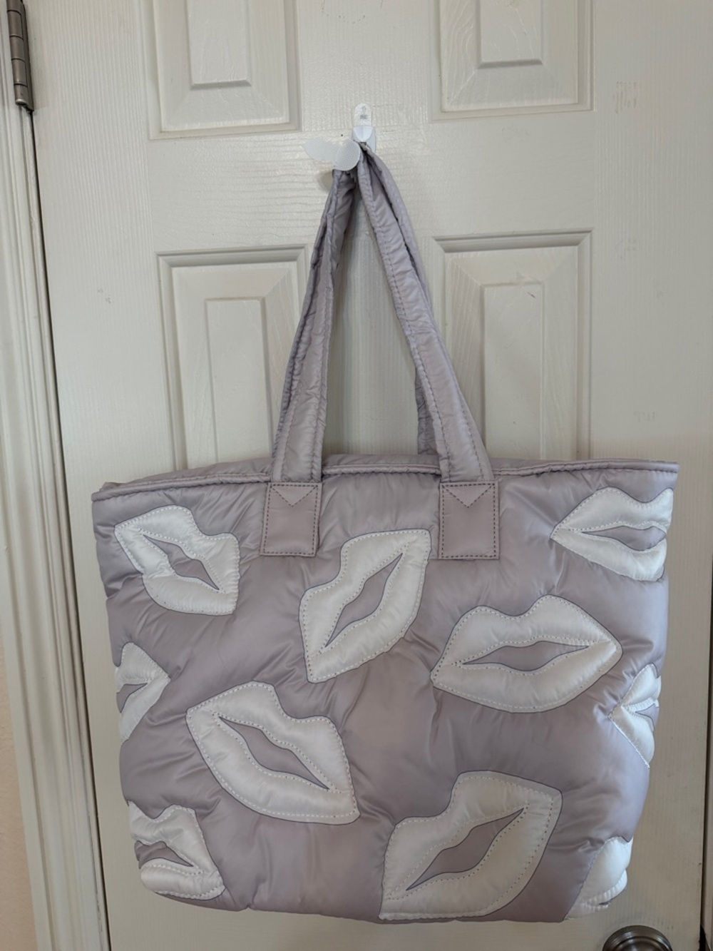 🦊💋🦊 Wildfox Lips Quilted Tote Silver  with White Lip Appliqués 🦊💋🦊 NWT 🦊💋🦊 - Picture 9 of 16